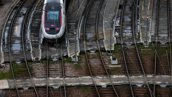 tren-yollarinda-gizli-tehlike-meger-cok-tehlikeliymis-tcddden-15-gunluk-kritik-uyari-1782390622254.jpg