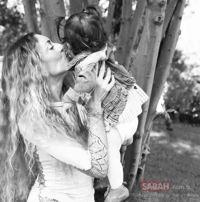 Sinem Kobal 1 yaşındaki kızı Leyla’yı paylaştı! Sinem Kobal kızını öpmelere doyamadı!
