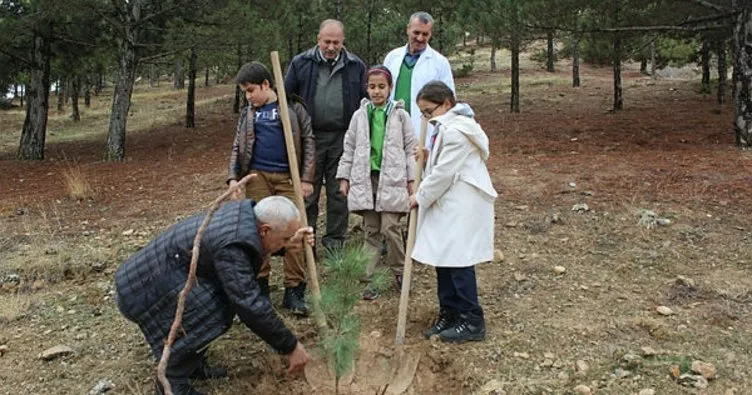 Öğrenciler ağaç dikme eğitimi verildi