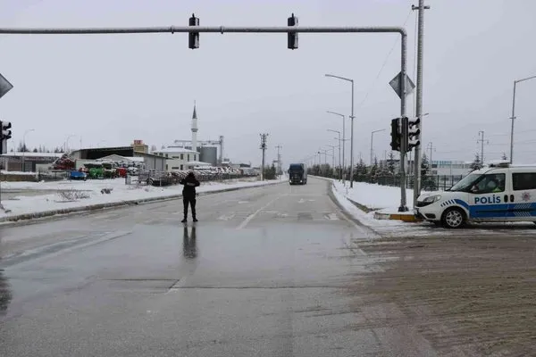 Afyonkarahisar-Antalya karayolu tır ve ağır tonajlı araçların geçişine kapatıldı