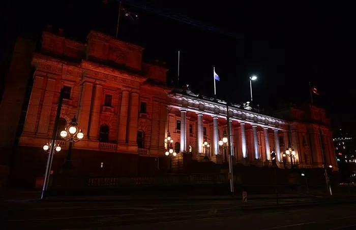 Avustralya’nın Victoria eyaletinde bazı binalar kırmızı-beyaz ışıklandırıldı