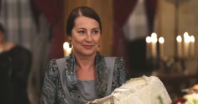 Bir Zamanlar Çukurova’nın Hünkar Yaman’ı Vahide Gördüm’ün kızı da meğer oyuncuymuş... İşte Vahide Gördüm’ün kızı Alize Gördüm...