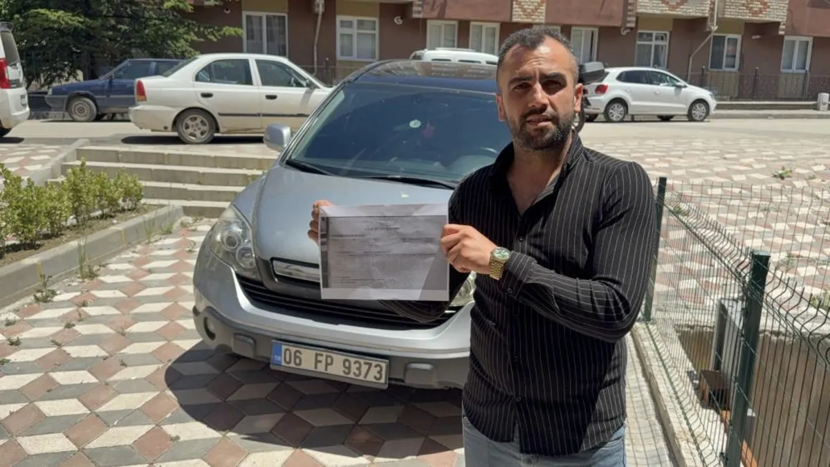 Tokat'ta ikinci el otomobil alan bir vatandaşın dekontu incelerken şaşkınlığını gösteren temsili bir görsel.