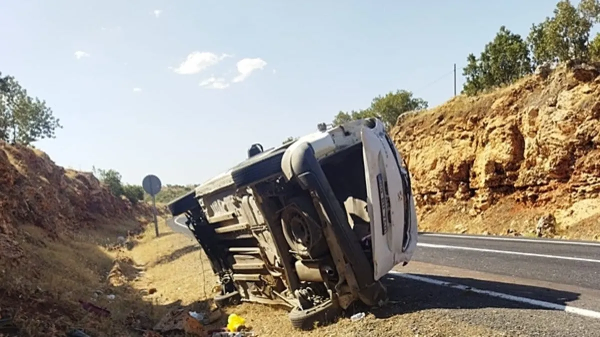 Mardin’de korkutan kaza: Araç takla attı! 3 yaralı
