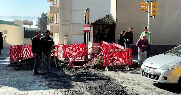 Beşiktaş’ta elektrik hattı için yapılan onarım çalışmaları sırasında yol çöktü