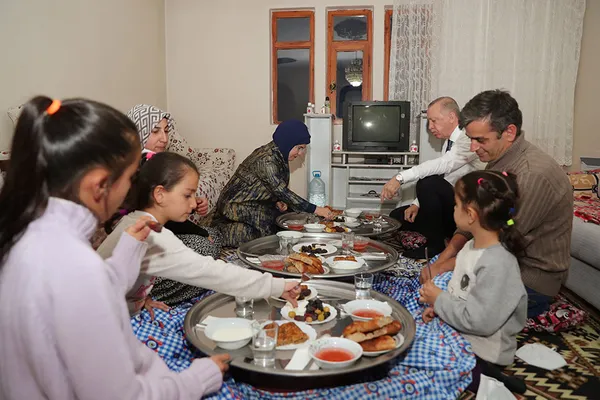 baskan-erdogandan-surpriz-iftar-ziyareti-yurek-isitan-kareler-1618425698528.jpg