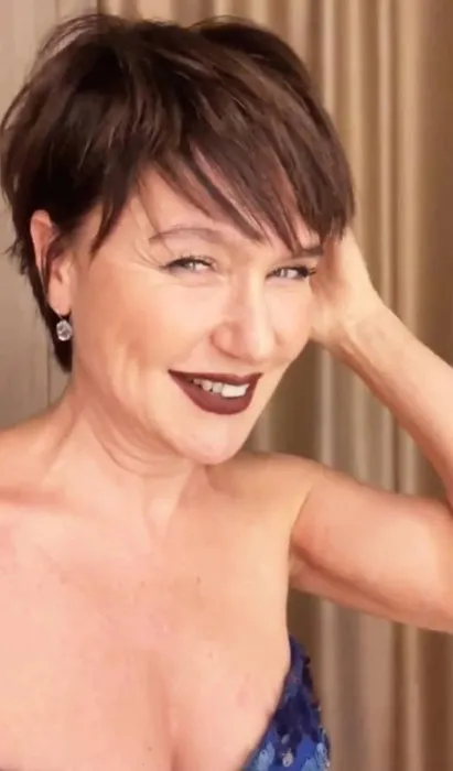 Şevval Sam’dan sürpriz imaj değişikliği! 20 yıl sonra kısa saçlı haline döndü! Sosyal medya ikiye bölündü!