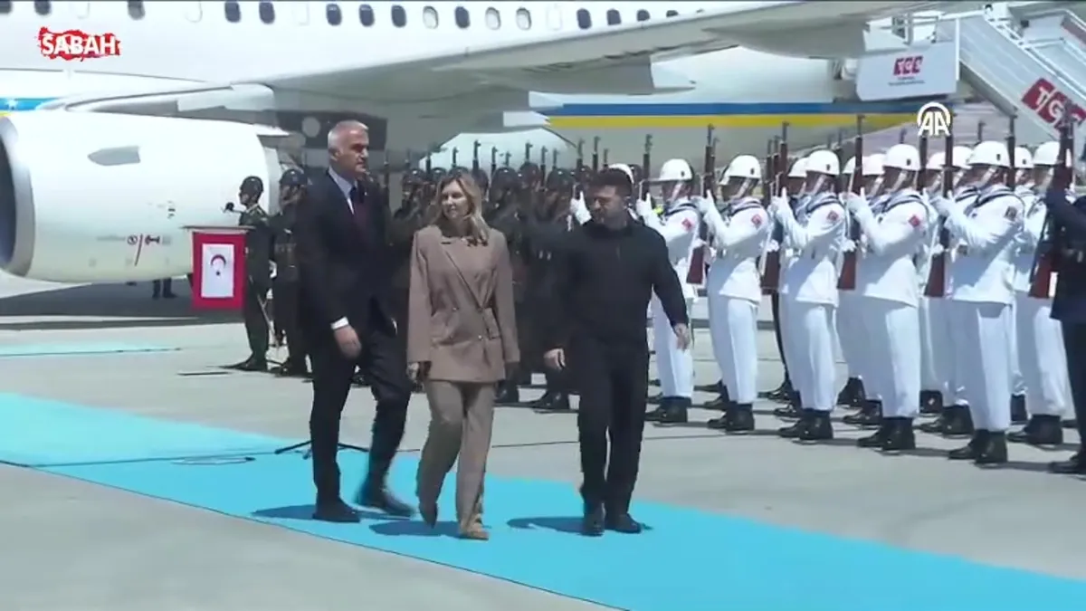 Bakan Ersoy Zelenski’yi Esenboğa’da karşıladı! | Video videosunu izle Bakan Ersoy Zelenski’yi Esenboğa’da karşıladı! | Video videosunu izle