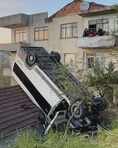 Minibüs evin çatısına uçtu