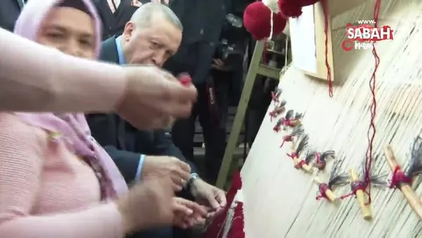 Başkan Erdoğan Türk bayraklı halıya ilmek attı