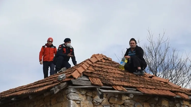 Balıkesir'de komşusu ile arazi anlaşmazlığı olan adam çatıya çıkıp intihara kalkıştı - 4