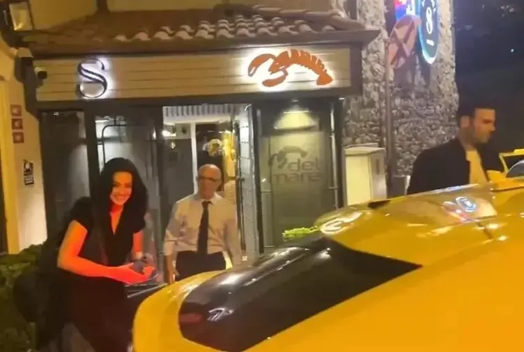 Romantizmde zirveye oturdu! Faruk Sabancı sevgilisi Esra Bilgiç’i ’kalplere’ boğdu...