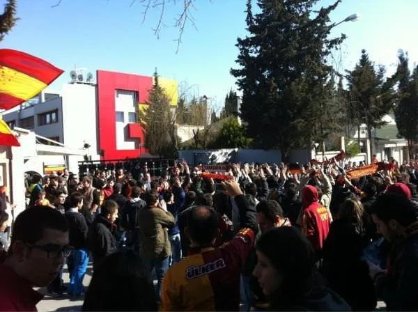 Florya'da binlerce G.Saraylı beklemede