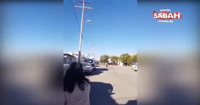Koşarak kaçan kızını metrelerce uzaktan terliği ile vuran anne sosyal medyada olay oldu!