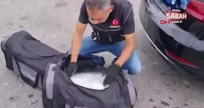 Adana’da durdurulan otomobildeki valizlerden 20 kilo esrar çıktı | Video