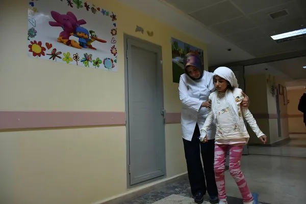 Türk askerinin enkazdan kurtardığı Afrinli çocuk sağlığına kavuşuyor