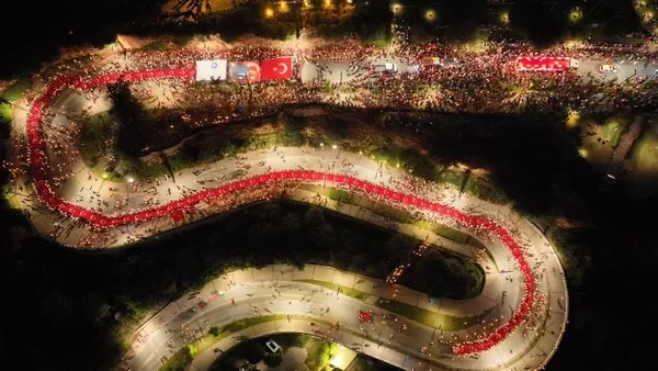 fener-alayinda-400-metre-turk-bayragi-acildi-1779257350670.jpg