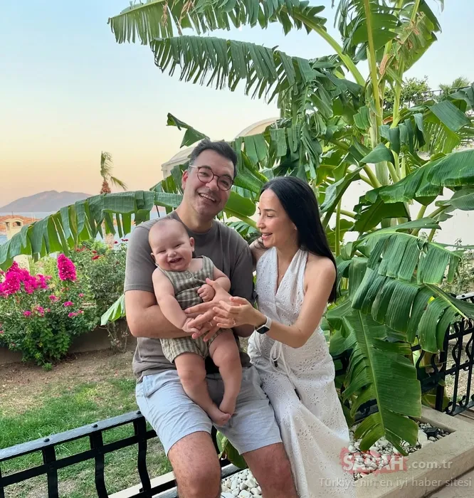 48 yaşında 2. kez anne olan İpek Açar ve Alper Kömürcü’den mutlu aile pozu! Oğulları Ömer ile kalpleri ısıttılar