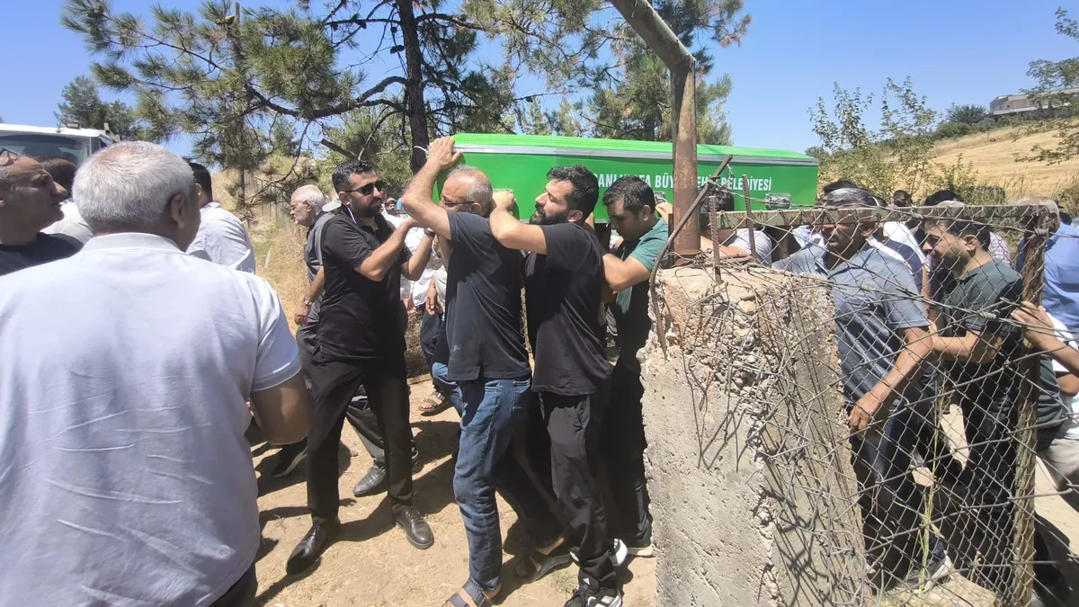 Şanlıurfa’da kahreden kaza! Nine ve iki torunu yan yana defnedildi Şanlıurfa’da kahreden kaza! Nine ve iki torunu yan yana defnedildi