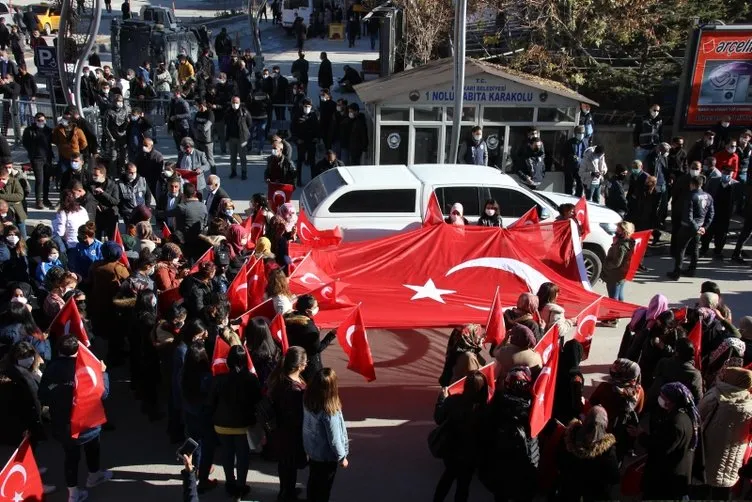 SON DAKİKA HABERİ: Hakkari'de bayraklı protesto! Kadınlardan Diyarbakır annelerine destek...