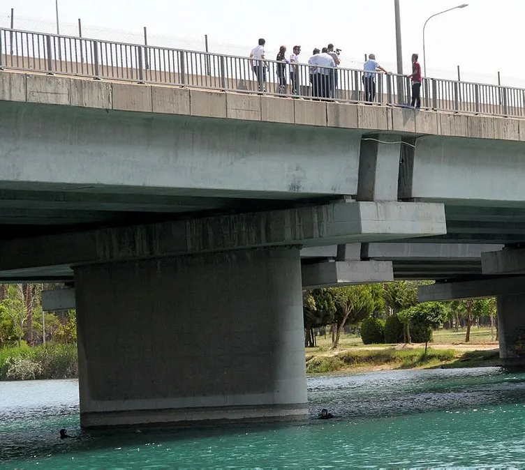 Polisin Can nöbeti! Adana’da köprüye çıkıp intihar etmek isteyen bir kişiyi polis ikna etti