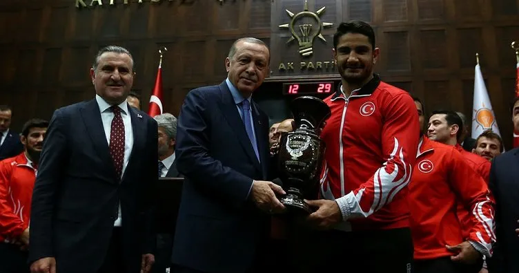 Cumhurbaşkanı Erdoğan, şampiyon güreşçileri kabul etti