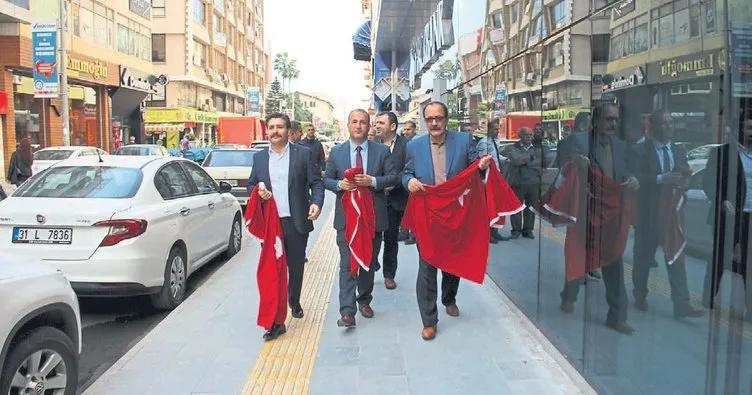 İskenderun Belediyesi esnafa Türk bayrağı dağıttı