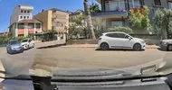 Körfez ilçesinde iki otomobilin çarpışmasıyla başlayan zincirleme kaza kameralara yansıdı
