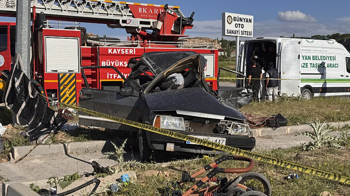 Kayseri'de iki otomobilin çarpıştığı kazada ortalık savaş alanına döndü: 3 ölü, 5 yaralı Kayseri'de iki otomobilin çarpıştığı kazada ortalık savaş alanına döndü: 3 ölü, 5 yaralı