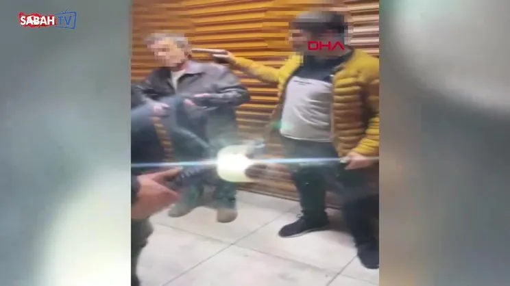 İki arkadaşıyla şakalaşırken kendisini boynundan vurdu | Video