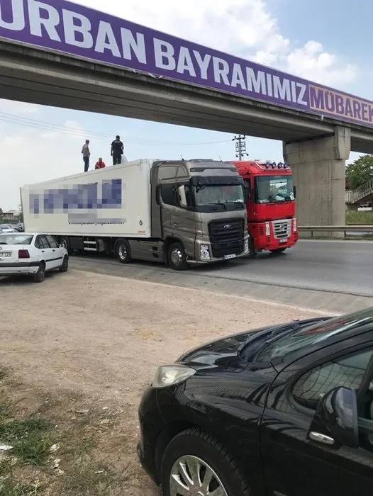 İntihar için çıktıÄı üst geçitte bayılıp, TIR'ın üzerine düÅtü