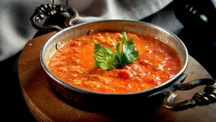 Kahvaltıların vazgeçilmezi olan menemen sofralarımıza nereden geldi? İlginç hikayesini öğrenince çok şaşıracaksınız...