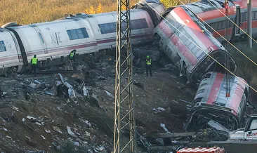 İspnaya’da tren faciası sokakları karıştırdı