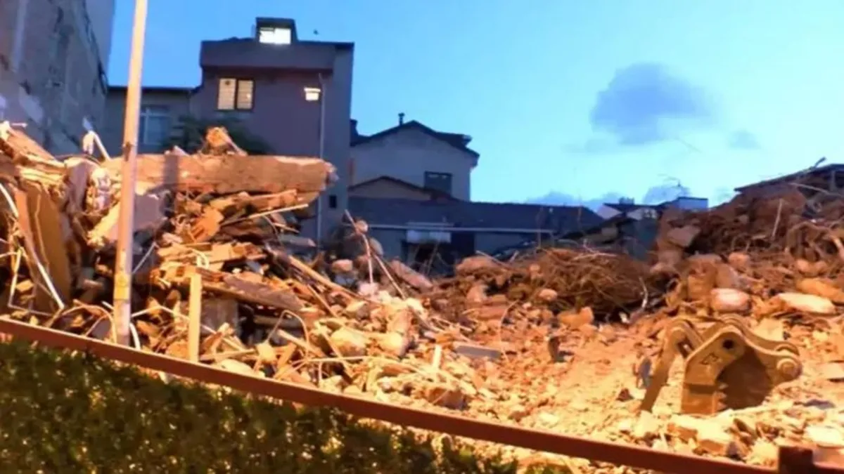 Kağıthane'de kentsel dönüşüm projesi kapsamında yıkılan binanın yanındaki hasar gören binalar.
