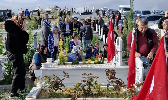 Deprem mezarlıklarında duygu dolu bayram ziyareti