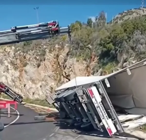 anamurda-korkutan-kaza-viraji-alamayan-tir-devrildi-1772782951097.jpg