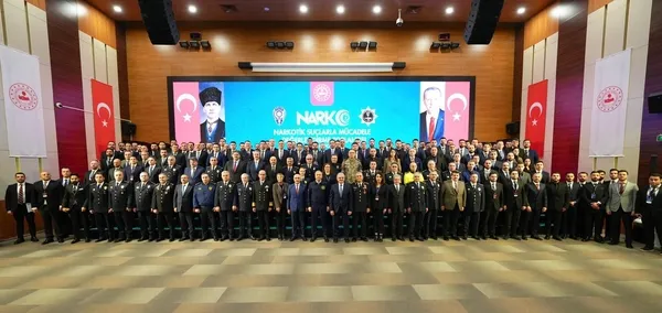 yerlikaya-narkotik-suclarla-mucadele-baskanligi-ve-sube-mudurleri-ile-2025-yilini-degerlendirdi-1769184029880.jpg