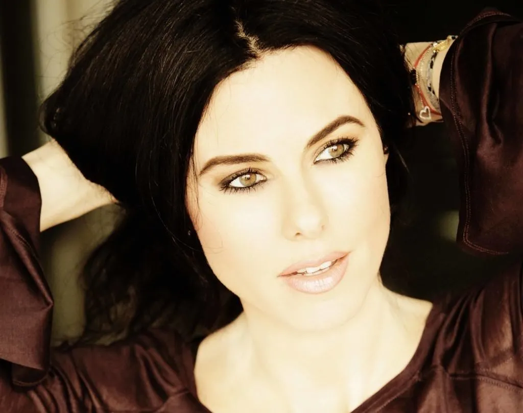 Defne Samyeli - Galeri - Magazin