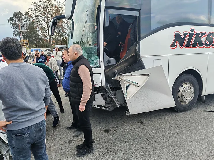 manisada-yolcu-otobusu-otomobile-carpti-1i-cocuk-3-yarali-o-anlar-kamerada-haber-eklendi-1767610347697.jpg