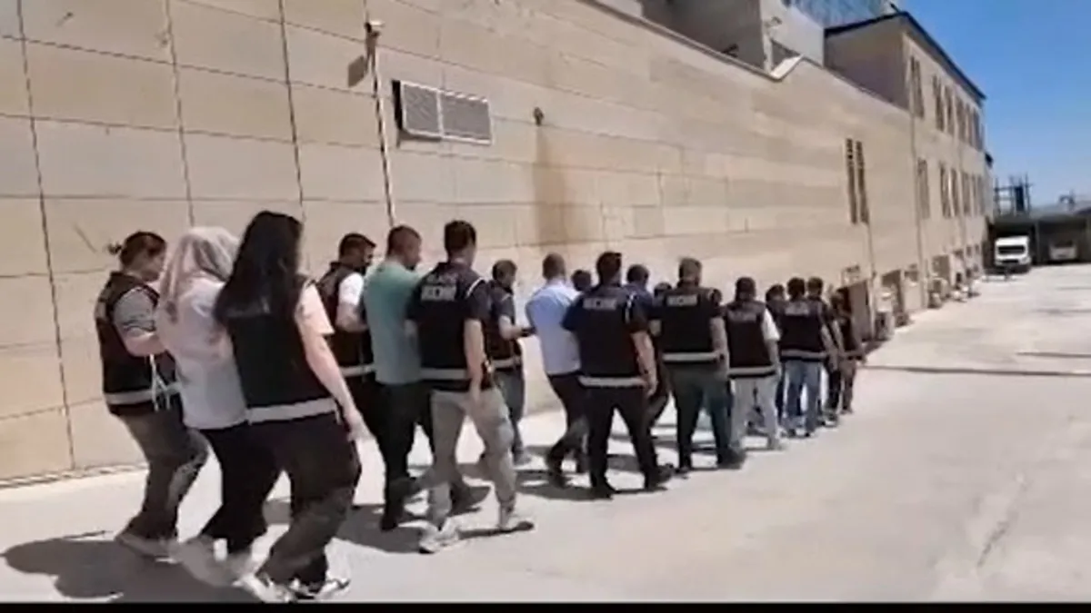 Elazığ’da tefecilik operasyonu: 1 milyar TL’lik vurgun, 6 şahıs tutuklandı Elazığ’da tefecilik operasyonu: 1 milyar TL’lik vurgun, 6 şahıs tutuklandı
