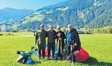 Türk paraşütçülerden Alp Dağları’nda ‘Cumhuriyet’ atlayışı