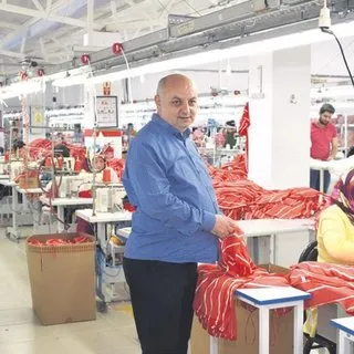 Fındık toplayan eller dünyayı giydiriyor