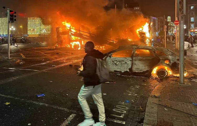 SON DAKİKA | İrlanda’da halk sokağa indi! Bıçaklı saldırının ardından Dublin savaş alanına döndü