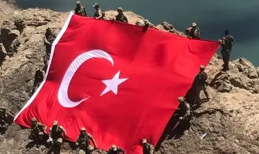 Mehmetçik İkiyaka Dağları’nda dev Türk Bayrağı açtı!