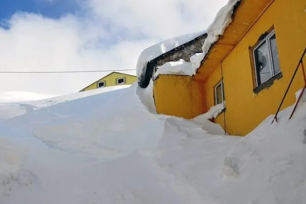 Evler kara gömüldü