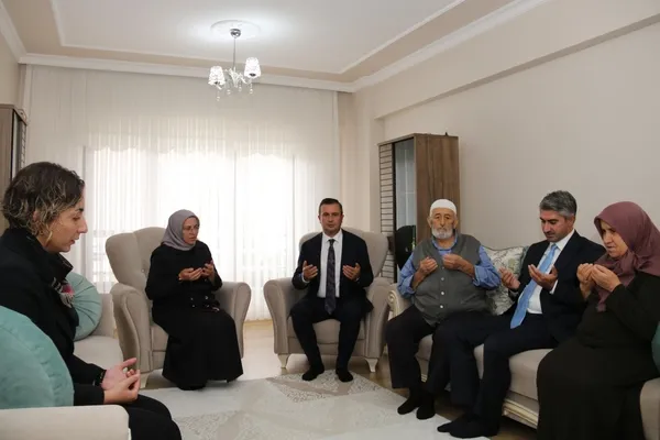 bakan-yardimcisi-tarikdaroglundan-amasyali-sehidin-ailesine-ziyaret-1759237546816.jpg
