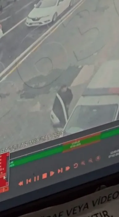 Bağcılar’da dehşete düşüren olay: Önce etrafı gözetledi, sonra polisi bıçakladı