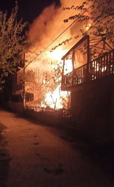 Kastamonu’da yangın: 2 ev küle döndü