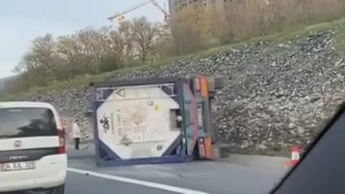 SON DAKİKA | Esenyurt TEM Otoyolu'nda tanker devrildi: Havadan görüntülendi! SON DAKİKA | Esenyurt TEM Otoyolu'nda tanker devrildi: Havadan görüntülendi!