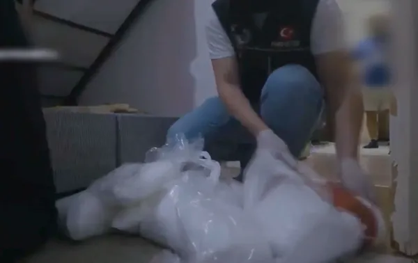 avcilarda-narkotik-operasyonu-zehir-tacirin-evinden-20-kilo-metamfetamin-cikti-1787131782303.jpg
